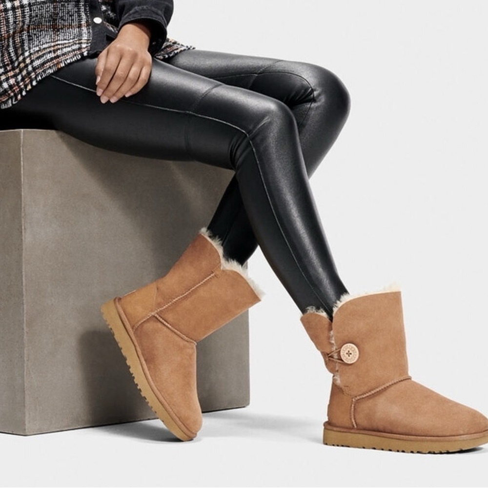 Ugg Australia Bailey Button II Short Boot Booties Size 5 Chestnut suede Uggs tan